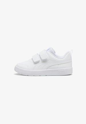 Białe sportowe buty z gładką syntetyczną cholewką, dwiema regulowanymi paskami na rzepy oraz teksturowanymi akcentami po bokach i na pięcie.
