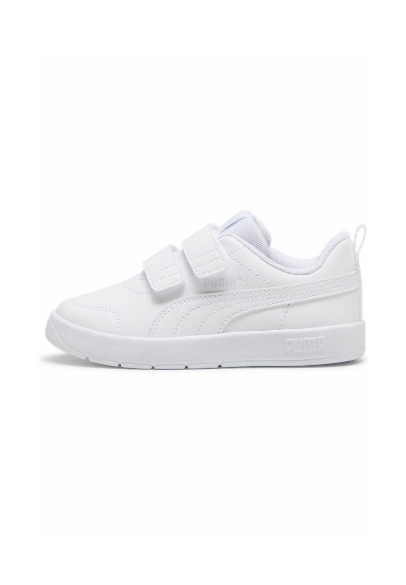 Baskets blanches de sport avec une tige synthétique lisse, deux sangles Velcro ajustables et des accents texturés sur le côté et le talon.