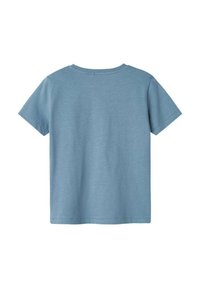 T-shirt à manches courtes bleu clair avec un col rond, fabriqué en tissu doux, présentant une texture lisse et uniforme sans motifs ni graphiques visibles.