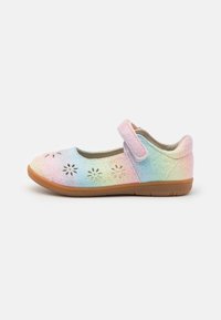 Zapatos con cierre de velcro que presentan un diseño de degradado brillante en colores pastel, con recortes en forma de flor en la puntera y una suela de goma flexible.