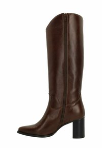 Bottes marron en cuir, montantes jusqu'au genou, avec un embout pointu et un talon noir épais. Équipées d'une fermeture éclair sur le côté et d'une texture lisse.