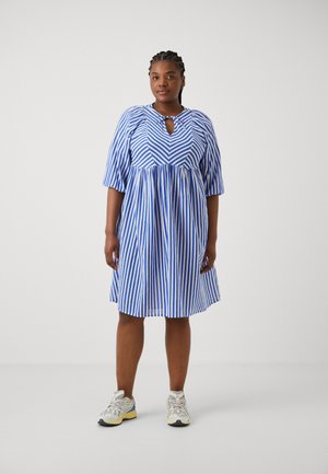 ONLY Carmakoma CARABEL LIFE 3/4 MIDI TIE DRESS - Denn aty - dazzling blue/cloud dancer