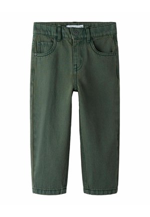 Pantalons verts pour tout-petits avec poches avant, passants de ceinture et fermeture à bouton sur fond blanc.