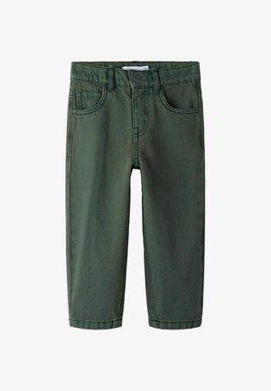 Zielone spodnie dla malucha, z kieszeniami z przodu, szlufkami na pasek i zapięciem na guziki, na białym tle.