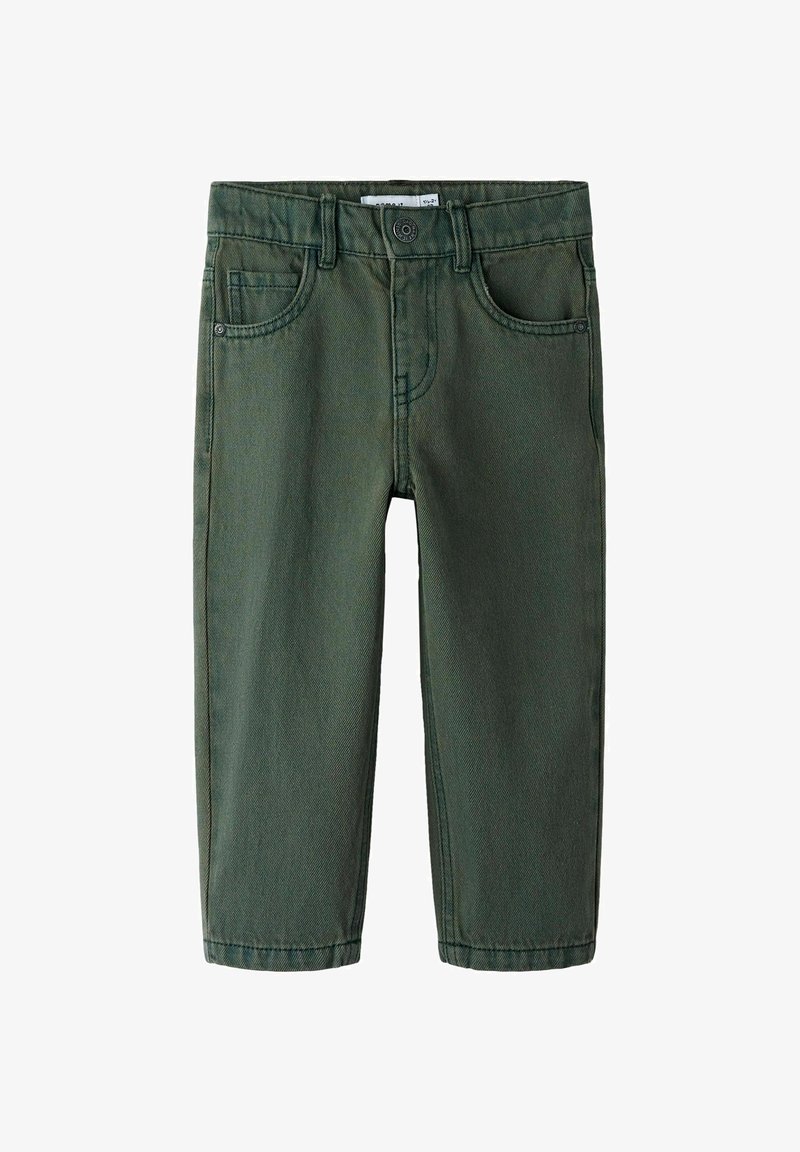 Rohelised beebimõõdus püksid, millel on ees taskud, vöökohad ja nööp sulgemiseks valgel taustal.