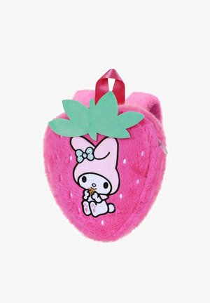 Mochila de felpa rosa con forma de fresa, con detalles en hojas verdes y un personaje estampado sosteniendo una galleta. Asa roja en la parte superior.
