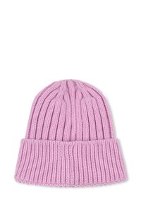 Roze gebreide beanie met een geribbelde structuur, voorzien van een omgeslagen boord aan de onderkant. Gemaakt van dikke garen voor extra warmte.