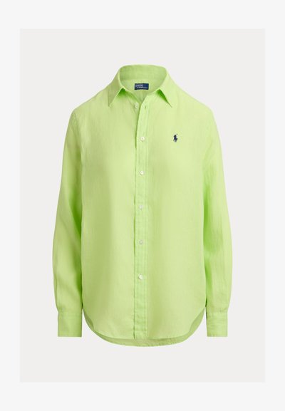 Πουκάμισο με μακριά μανίκια σε λάιμ πράσινο χρώμα, με γιακά και μικρό σκουρόχρωμο λογότυπο στο αριστερό μέρος του στήθους.