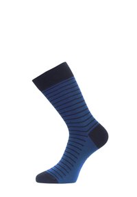 Chaussettes bleues avec des rayures verticales bleu marine et bleu foncé, dotées d'un bord côtelé et d'un talon et d'une pointe unis. Fabriquées en tissu doux.