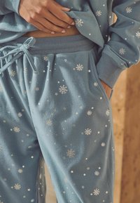 Next REGULAR FIT  - Pyjamahousut/-shortsit - blue snowflake