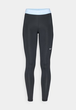 Leggings deportivos negros con una cinturilla azul claro que presenta el texto "NIKE PRO"; textura suave y diseño ajustado. Logo de Nike en blanco en el lado izquierdo.