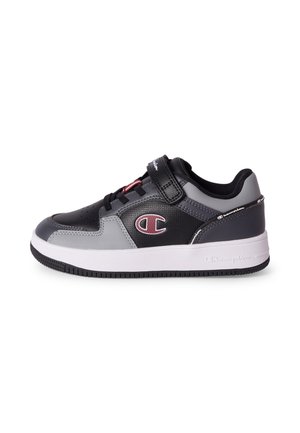 Baskets noires et grises avec semelle blanche, sangle Velcro, lacets noirs et logo Champion sur le côté et à l'arrière.
