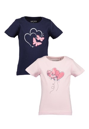 Zwei Kinder-T-Shirts: eines navyblau mit pinkem Schmetterlings- und Herzdesign und eines pink mit Herzen und dem Text "love this so much!" in Navy.