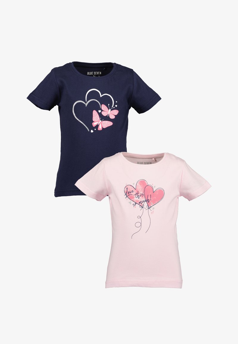 Due magliette per bambini: una blu scuro con design di farfalla rosa e cuore, e una rosa con cuori e testo "adoro così tanto!" in blu scuro.