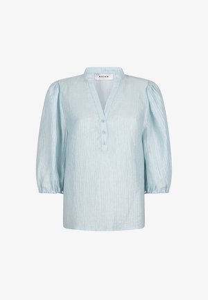 Lichtblauwe blouse met driekwart pofmouwen, een V-hals met drie knopen en subtiel gestructureerde stof.