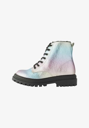 Bottines lacées métalliques avec une finition irisée craquelée, semelle en caoutchouc noir et accents texturés, comportant six œillets et une languette.