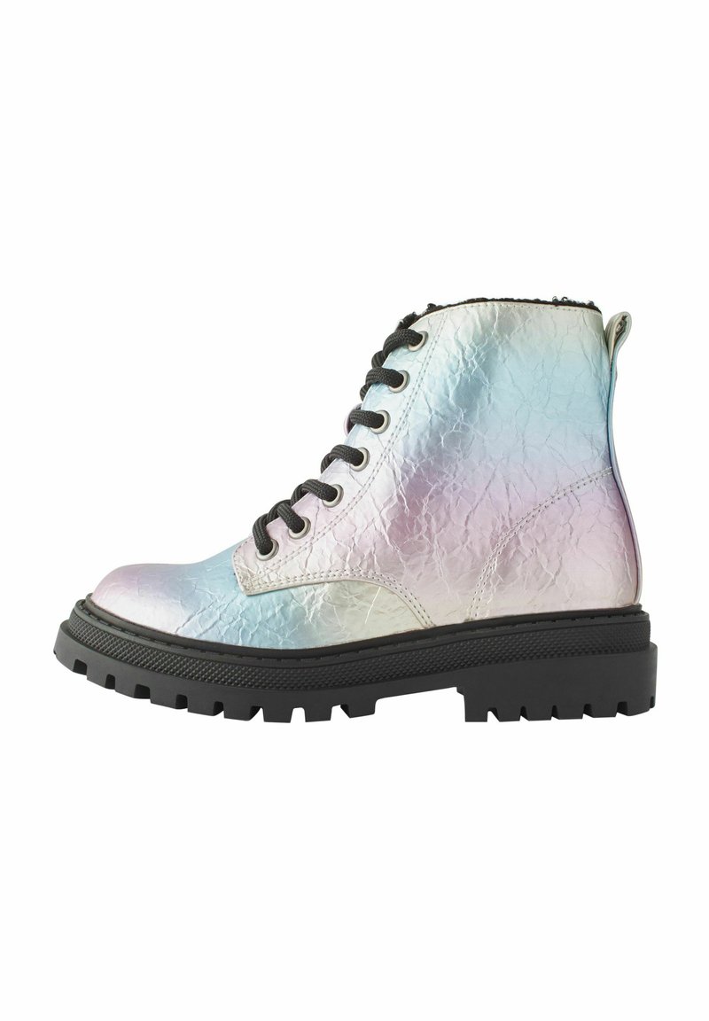 Bottines lacées métalliques avec une finition irisée craquelée, semelle en caoutchouc noir et accents texturés, comportant six œillets et une languette.