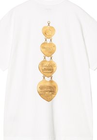 Camiseta blanca de algodón con un diseño de colgante en forma de corazón en tono dorado en la parte trasera, que presenta grabados de texto y una imagen de tranvía.