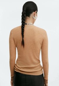 Halenka s dlouhým rukávem, rib roční, světle hnědé barvy, s přiléhavým střihem, jemnou texturou a hladkým výstřihem. Nosit s černým outfitem.