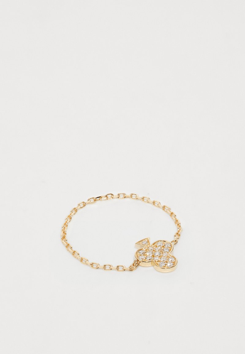 Gold chain bracelet featuring a clover pendant encrusted with clear rhinestones, showcasing a shiny finish and intricate design.