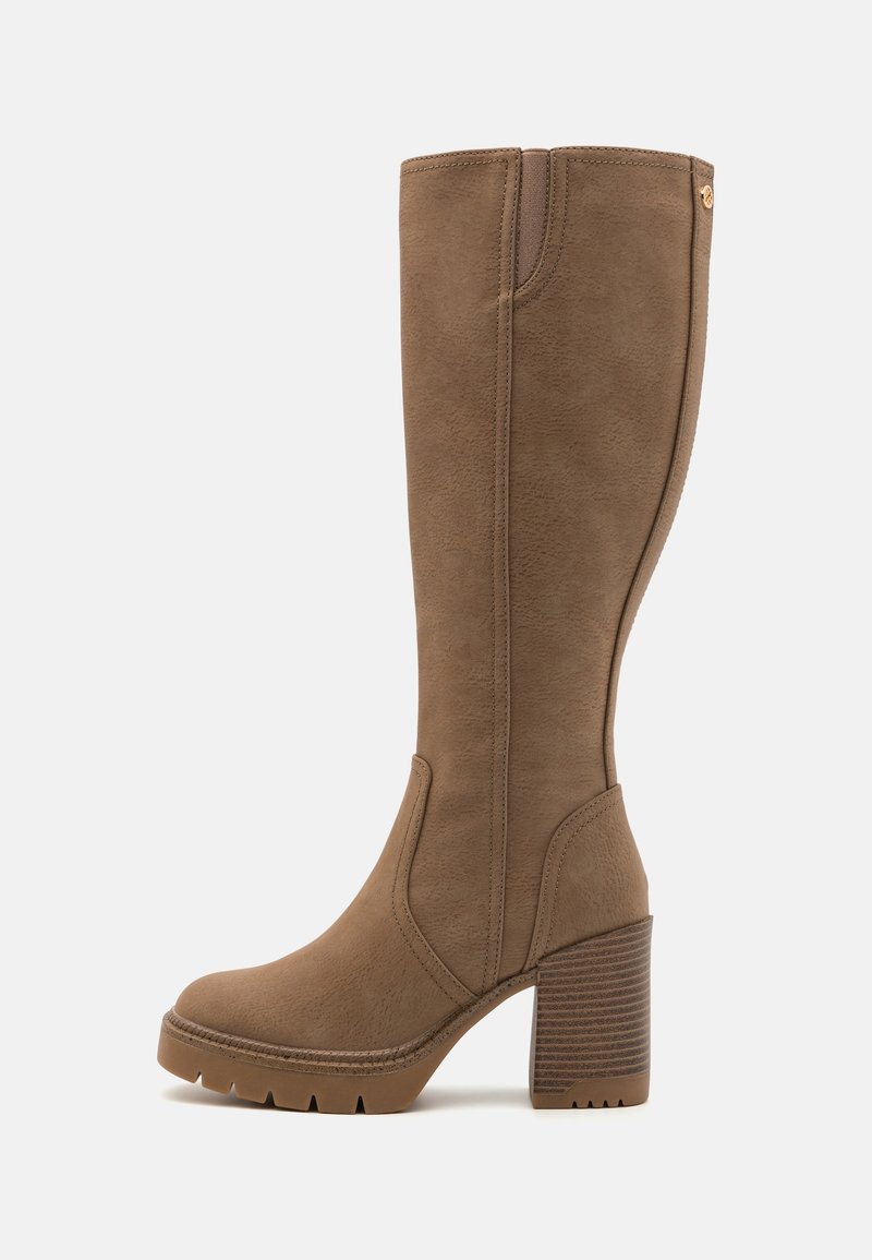 Botte haute en cuir marron avec talon bloc, semelle texturée et détails cousus le long de la tige et du pied.