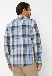 Heren geruite overhemd met blauw, bruin en beige kleuren; knoopsluiting bij de kraag; lange mouwen; en een relaxte pasvorm met een gladde textuur.