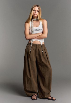 Bershka, TECHNICAL CROPPED VOLUMINOUS - TROUSERS - Nohavice - dark brown