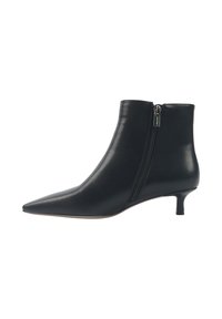 Černá kožená kotníková bota s špičatou špičkou, bočním zipem a nízkým blokovým podpatkem. Hladká textura s minimalistickými designovými detaily.