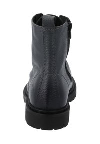 Stivaletto alla caviglia in pelle nera con finitura testurizzata, cerniera posteriore e suola robusta in gomma nera; design elegante e lineare.