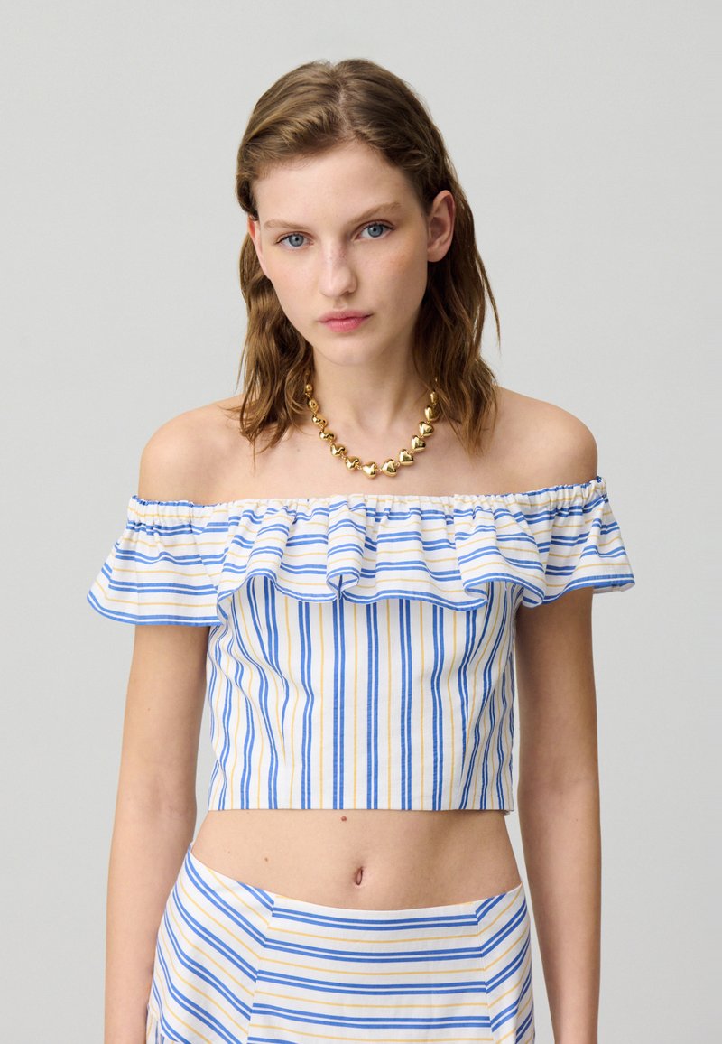 Top corto a righe senza spalle in blu, giallo e bianco, con dettaglio a volant e design aderente, realizzato in tessuto leggero.