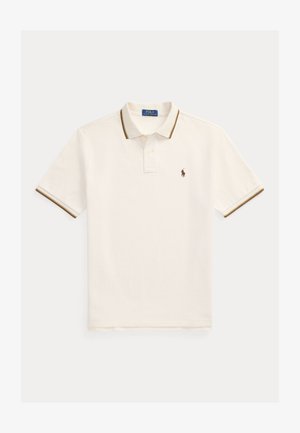 Weißes Poloshirt mit braunem, geripptem Kragen und Ärmelbündchen. Es hat eine dreiknöpfige Knopfleiste und ein kleines, aufgesticktes Logo auf der Brust.