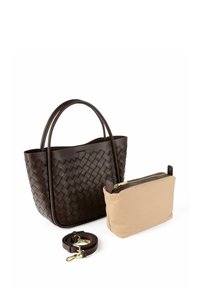 Borsa tote in pelle intrecciata marrone con due manici, accompagnata da una pochette in tessuto beige e una tracolla coordinata. Dettagli della cerniera dorata sulla pochette.