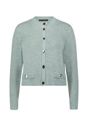 Lichtblauw gebreid vest met lange mouwen, ronde halslijn, zes knopen aan de voorkant en twee voorzakken met knopen.