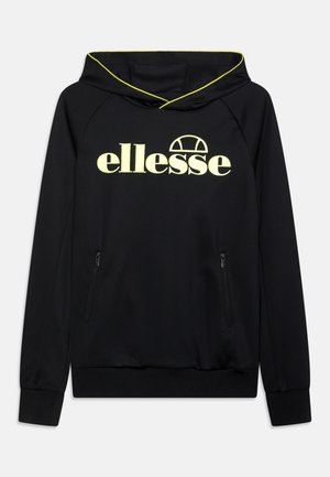 Zwarte hoodie met gele accenten, voorzien van een logo op de voorkant en ritszakken aan de zijkanten. Gemaakt van soepele, flexibele stof.
