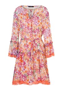 Květinové šaty s dlouhými rukávy, které mají barevný vzor růžových, oranžových a fialových květin na světlém pozadí, a zavazování v pase.