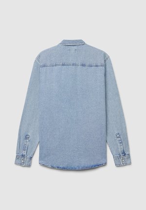 Camicia in denim azzurro chiaro con colletto button-down, maniche lunghe e orlo arrotondato. Presenta dettagli cuciti e polsini con bottoni.
