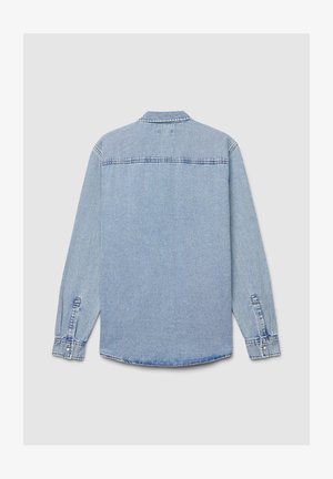 Camicia in denim azzurro chiaro con colletto button-down, maniche lunghe e orlo arrotondato. Presenta dettagli cuciti e polsini con bottoni.