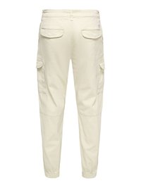 Lyse beige cargobukser med en tilspidset pasform, der har flere sidelommer, elastiske manchetter og en glat bomuldstekstur.
