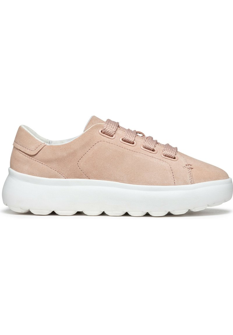 Sneaker in suede rosa chiaro con suola in gomma bianca, punta rotonda e sei occhielli per i lacci. Texture liscia, design minimalista e suola imbottita.