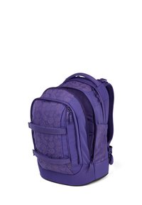 Mochila morada con un patrón texturizado de caras sonrientes, múltiples compartimentos, correas ajustables y un asa robusta en la parte superior.