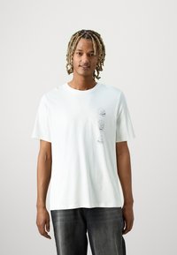 Jack & Jones JJSCULLY TEE CREW NECK - T-shirt print - cloud dancer