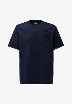 Camiseta de algodón azul marino con mangas cortas y cuello redondo, que presenta un bolsillo texturizado con el logo "Salsa Jeans" grabado.