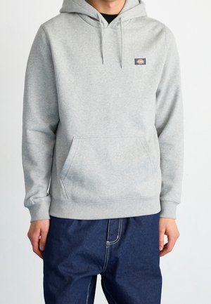 Felpa con cappuccio grigia realizzata in misto cotone, con tasca frontale e polsini a coste. Un piccolo logo del marchio è visibile sul petto.