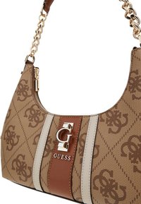 Sac à épaule brun à motifs avec une quincaillerie dorée, mettant en avant un accent de logo, et un mélange de textures incluant des matériaux lisses et texturés.