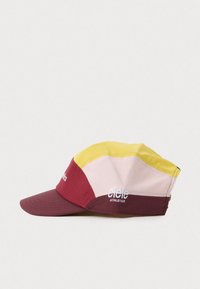 Večbarvna tekaška kapa, ki vključuje maroon, rumene, rožnate in svetlo rožnate panele, izdelana iz lahkega materiala s krivim vizirjem in logotipom.