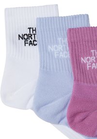Tres pares de calcetines con canalé en blanco, azul claro y rosa. Cada calcetín presenta el logo "THE NORTH FACE" en colores contrastantes.