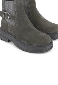 Botines de ante gris con un panel de tela texturizada, un hebilla lateral y una suela gruesa de goma negra. Acabado suave y diseño de puntera redonda.