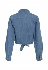 Jachetă scurtă din denim bleu deschis, cu guler, mâneci lungi și un accent legat la spate. Textură netedă, fără modele vizibile.
