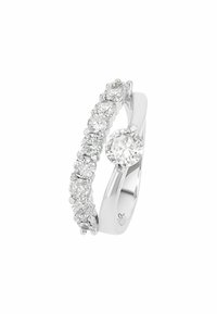 Pierścionek diamentowy z centralnym okrągłym kamieniem otoczonym halo z mniejszych diamentów na wypolerowanej białej złotej obrączce. Lśniący i elegancki design.