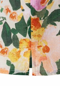 Blumiger Stoff mit rosa, orangefarbenen und gelben Blüten, die mit grünen Blättern verwoben sind. Hat einen Schlitzsaum und eine strukturierte Oberfläche.